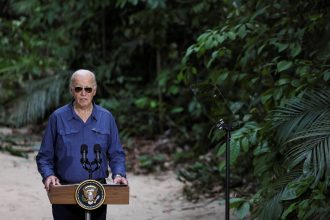 biden-cita-chico-mendes-e-diz,-em-alusao-a-trump,-que-ninguem-revertera-‘revolucao’-de-energia-limpa