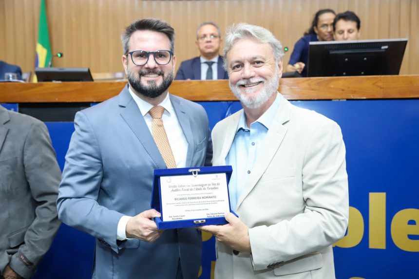 mantoan-presta-homenagem-aos-auditores-fiscais-durante-solenidade,-na-aleto