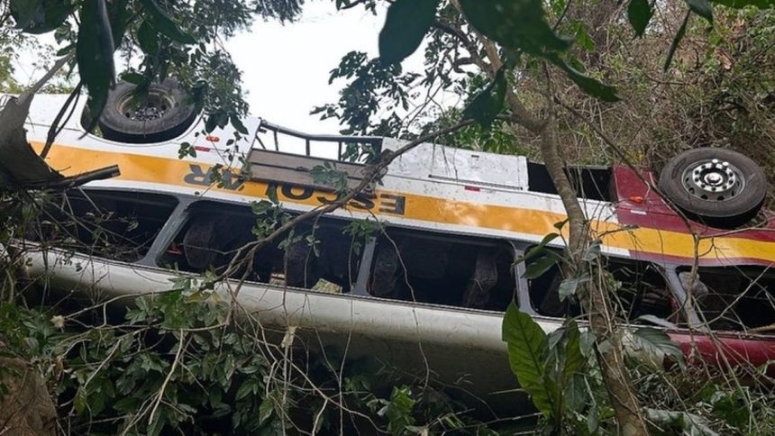 acidente-com-onibus-deixa-17-mortos-na-serra-da-barriga