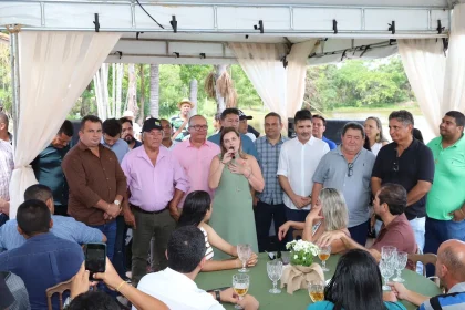 claudia-lelis-promove-reuniao-com-prefeitos-e-vereadores-para-reforcar-parcerias-e-celebrar-conquistas:-“em-2025-vamos-trabalhar-ainda-mais”