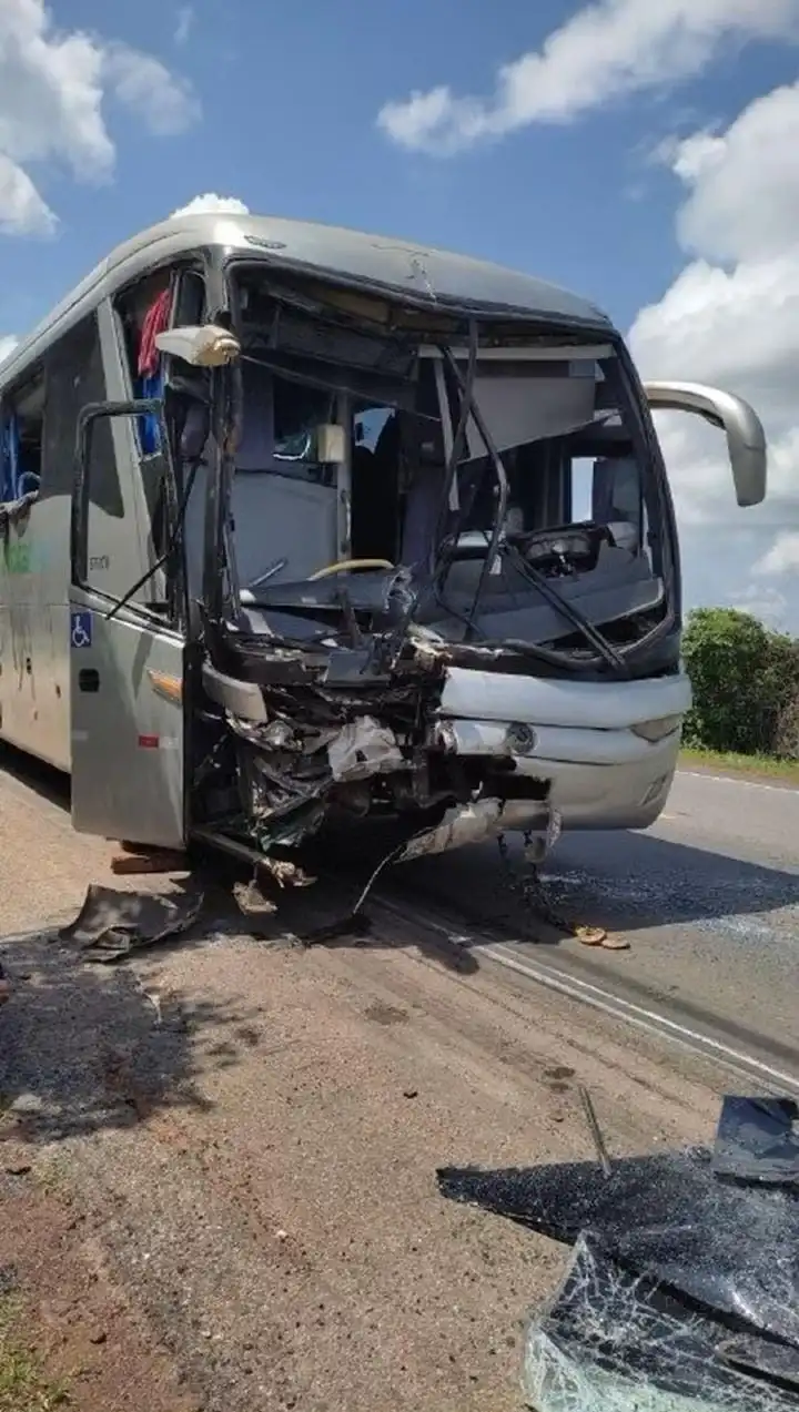 acidente-na-br-153-envolvendo-onibus-e-carreta-deixa-pessoas-feridas