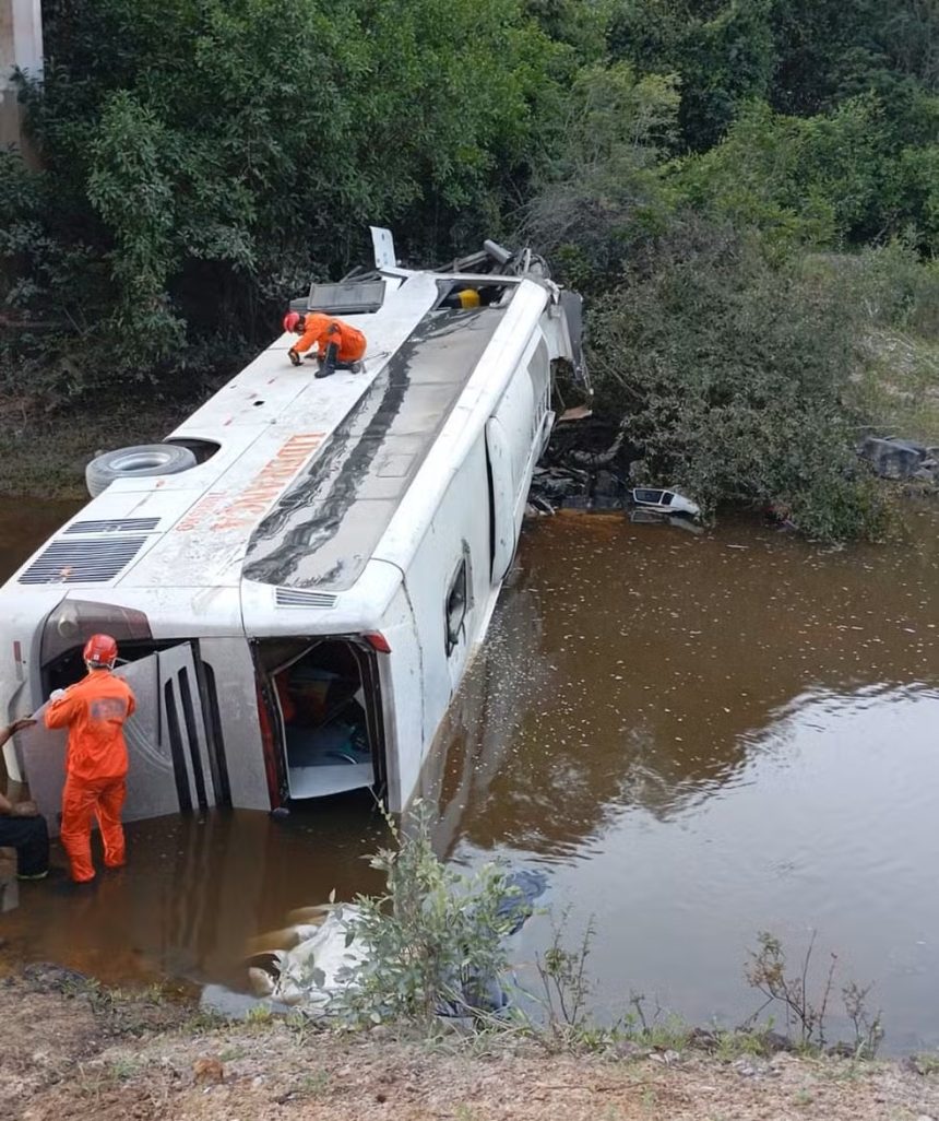 corpos-das-vitimas-do-acidente-em-que-onibus-caiu-de-ponte-dentro-de-rio-sao-liberados-do-iml