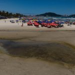 banhistas-em-guaruja-se-dividem-entre-cuidados-e-riscos-em-praia-impropria-para-banho