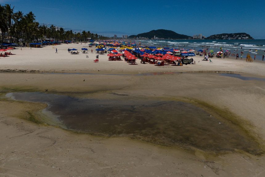 banhistas-em-guaruja-se-dividem-entre-cuidados-e-riscos-em-praia-impropria-para-banho