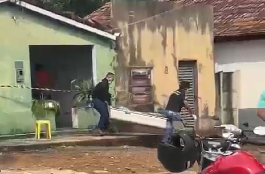 policia-civil-autua-mulher-por-matar-marido-e-enterrar-no-quintal-de-casa-em-arapoema