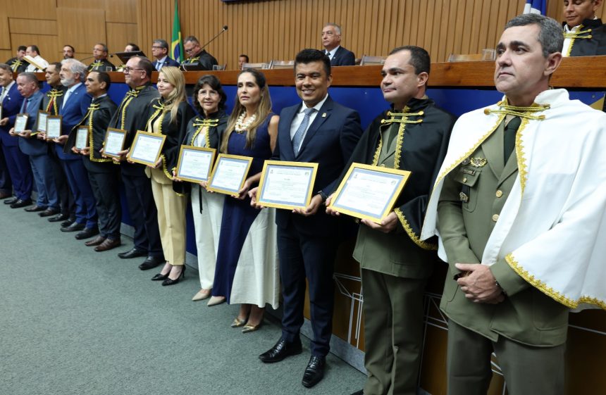 autoridades-sao-homenageadas-pela-policia-militar-na-assembleia