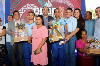 governo-do-tocantins-abre-ano-letivo-com-entrega-de-kits-de-material-escolar-que-irao-beneficiar-140-mil-estudantes-da-rede-estadual