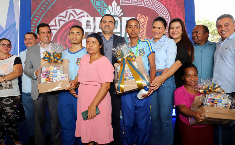 governo-do-tocantins-abre-ano-letivo-com-entrega-de-kits-de-material-escolar-que-irao-beneficiar-140-mil-estudantes-da-rede-estadual