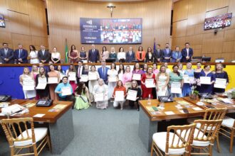 em-solenidade-na-aleto,-deputados-homenageiam-26-mulheres-com-diploma-mulher-cidada