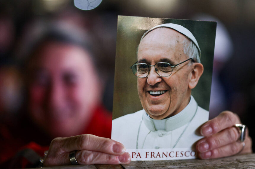 papa-francisco-continua-melhorando-e-deixa-de-usar-mascara-de-oxigenio