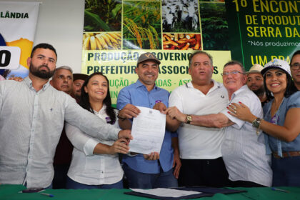 com-emenda-de-gomes,-ordens-de-servico-para-construcao-de-pontes-na-zona-rural-de-miracema-sao-assinadas;-governador destaca-luta-pelo-desenvolvimento-do-estado