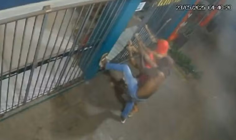 otica-em-centro-comercial-de-palmas e-invadida e-criminosos-levam-cerca-de-50-relogios 