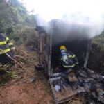 motorista-perde-controle,-cai-em-ribanceira-de-oito-metros-e-carro-pega-fogo na-to-404