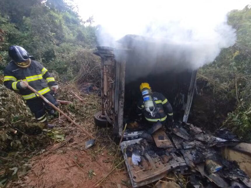 motorista-perde-controle,-cai-em-ribanceira-de-oito-metros-e-carro-pega-fogo na-to-404