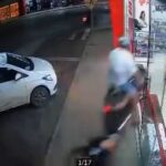 homem-invade-farmacia-com-motocicleta-e-depois-foge-deixando-veiculo