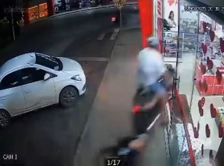 homem-invade-farmacia-com-motocicleta-e-depois-foge-deixando-veiculo