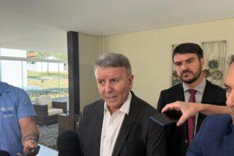 pf-leva-celular-do-prefeito-eduardo-siqueira-que-nega-ter-tido-informacao-privilegiada-sobre-operacoes