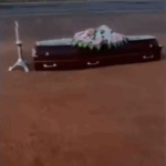 caixao-com-corpo-cai-de-carro-funerario-na-br-153;-empresa-apura-falha-em-equipamento;-video