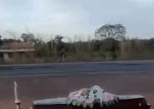 caixao-com-corpo-cai-de-carro-funerario-na-br-153;-empresa-apura-falha-em-equipamento;-video