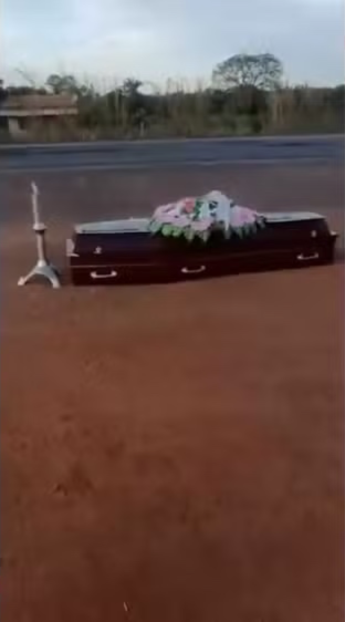 caixao-com-corpo-cai-de-carro-funerario-na-br-153;-empresa-apura-falha-em-equipamento;-video