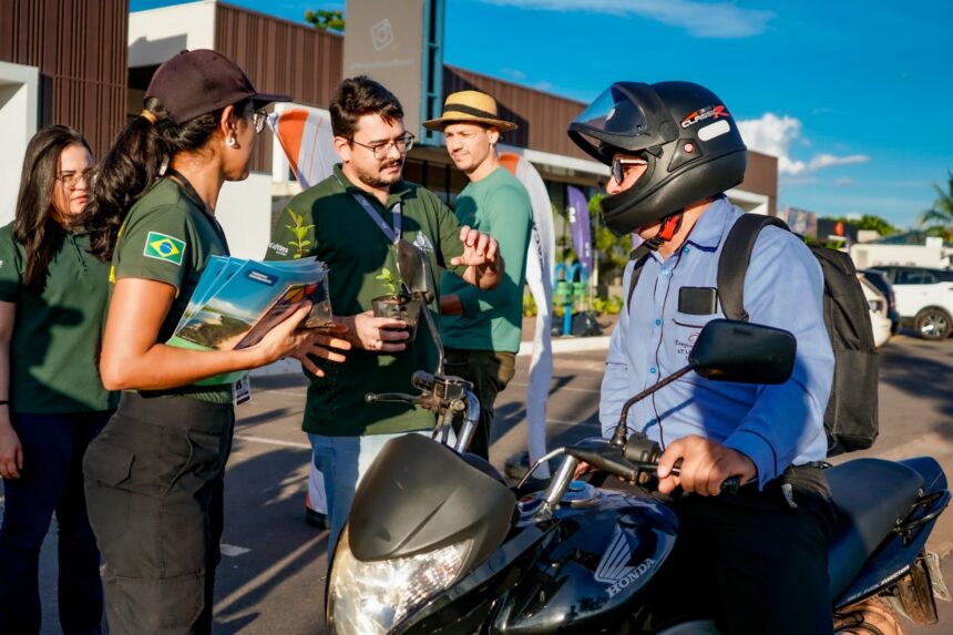 meio-ambiente-realiza-blitz-ecologica-com-distribuicao-de-mudas-de-arvores-na-via-lago