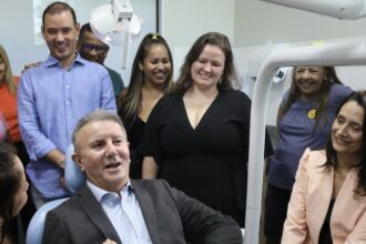 “que-susto!”-prefeito-eduardo-siqueira-e-resgatado-de-elevador-e-passa-bem-apos-incidente-com-falta-de-energia 