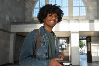 programa-abre-15-mil-vagas-em-curso-de-ingles-gratuito-para-pessoas-negras