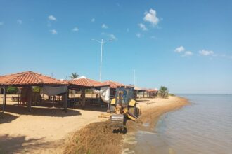 acao-de-limpeza-na-praia-das-arnos-visa-melhorar-area-de-banho
