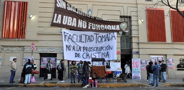 com-multidao-nas-ruas,-argentinos-vivem-tensao-com-prisao-de-kirchner