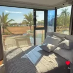 ilha-canela-beach-lanca-capsulas-de-hospedagem-com-design-futurista-a-beira-do-lago