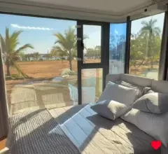 ilha-canela-beach-lanca-capsulas-de-hospedagem-com-design-futurista-a-beira-do-lago