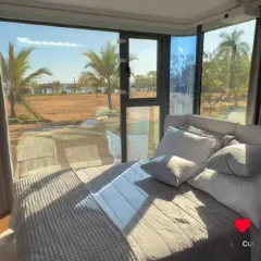 ilha-canela-beach-lanca-capsulas-de-hospedagem-com-design-futurista-a-beira-do-lago