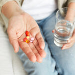 intoxicacao,-agravamento-de-doencas-e-ate-a-morte:-os-perigos-da-automedicacao-e-o-papel-dos-farmaceuticos