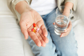 intoxicacao,-agravamento-de-doencas-e-ate-a-morte:-os-perigos-da-automedicacao-e-o-papel-dos-farmaceuticos