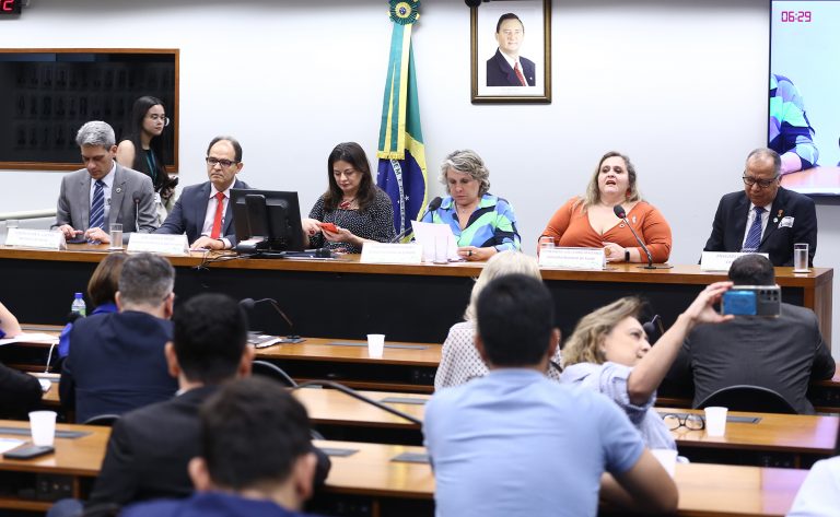 saude-bucal-deve-ser-tratada-como-direito-humano,-defendem-participantes-de-audiencia-na-camara