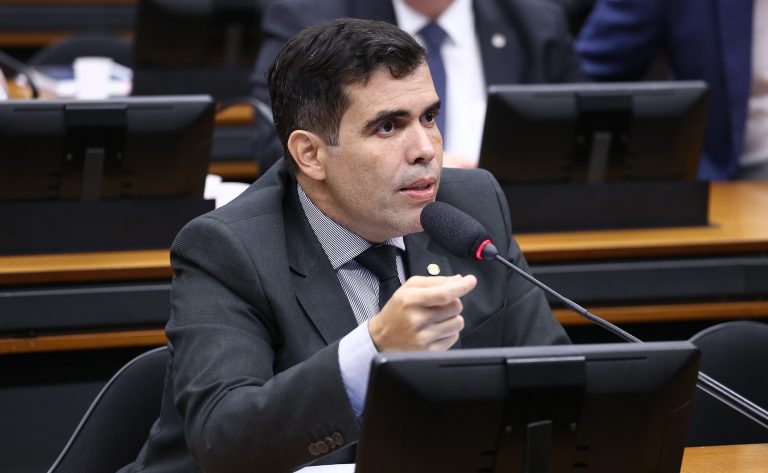 comissao-aprova-projeto-que-fixa-norma-de-fabrica-como-padrao-de-seguranca-para-motorista-profissional