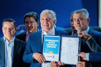 jorge-frederico-participa-de-cerimonia-que-marca-envio-do-pccr-da-educacao-a-assembleia