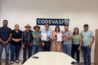 agricultores-de-aparecida-do-rio-negro-recebem-microtrator-entregue-por-janad-valcari