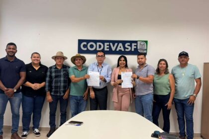agricultores-de-aparecida-do-rio-negro-recebem-microtrator-entregue-por-janad-valcari