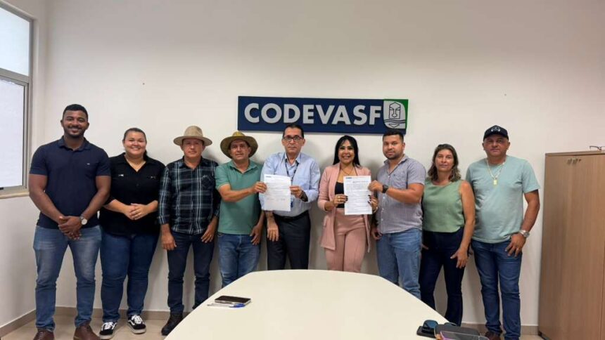 agricultores-de-aparecida-do-rio-negro-recebem-microtrator-entregue-por-janad-valcari