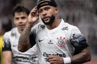 memphis-debocha-de-zagueiro-do-atletico-mg-apos-receber-bolada-em-vitoria-do-corinthians