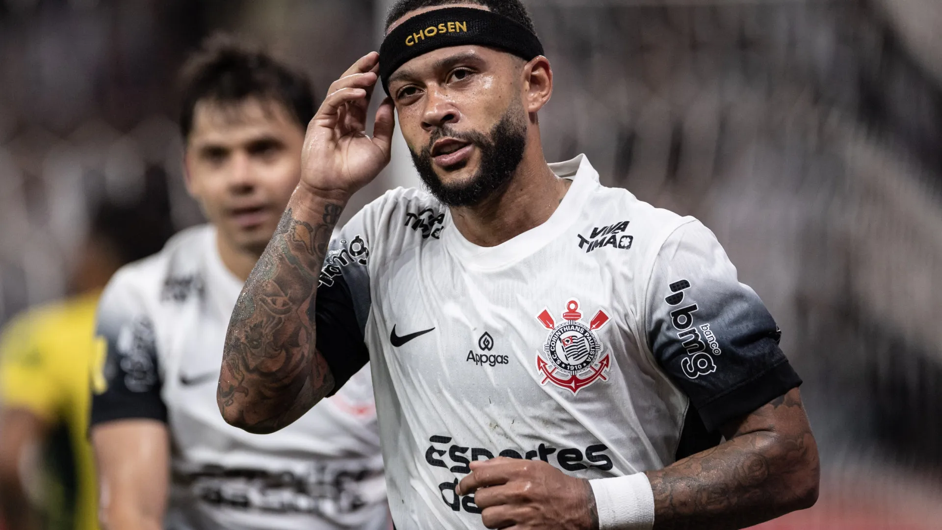 memphis-debocha-de-zagueiro-do-atletico-mg-apos-receber-bolada-em-vitoria-do-corinthians