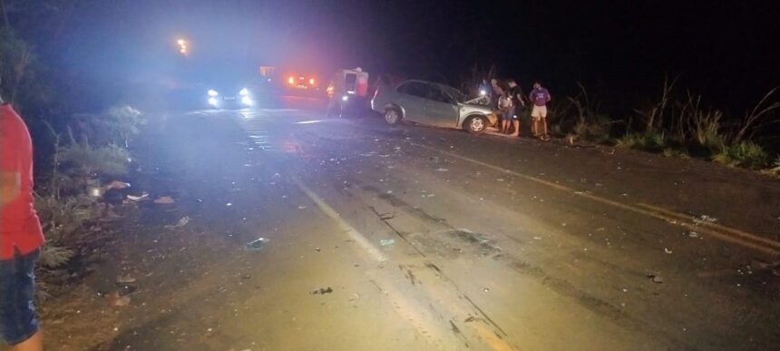 acidente-envolvendo-dois-carros-deixa-uma-pessoa-morta-e-outra-ferida-na-br-153