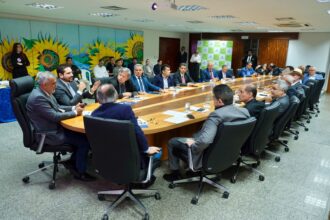 olyntho-conduz-reuniao-sobre-a-ldo-2026-com-poderes-e-instituicoes