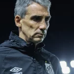 vojvoda-aceita-cobrancas,-pede-para-torcida-‘acreditar’,-mas-sequencia-do-santos-e-complicada
