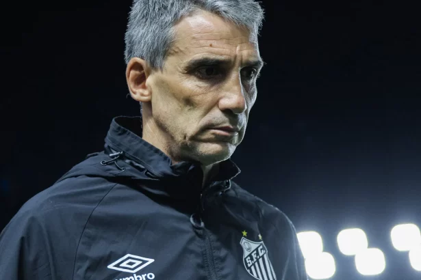 vojvoda-aceita-cobrancas,-pede-para-torcida-‘acreditar’,-mas-sequencia-do-santos-e-complicada