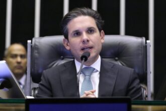 camara-aprova-urgencia-para-projeto-que-proibe-cobranca-de-bagagem-de-mao-em-voos;-acompanhe