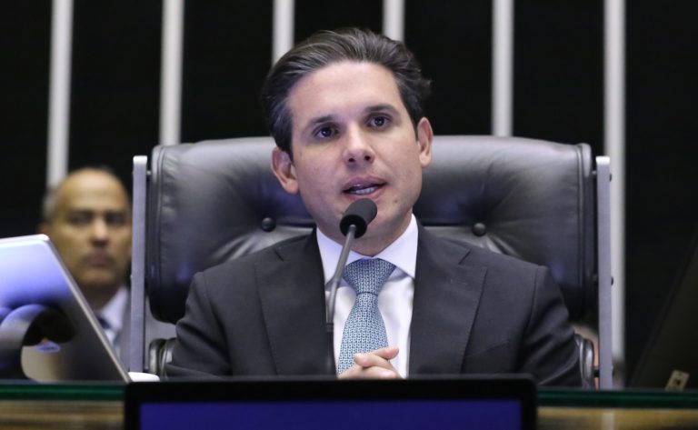 camara-aprova-urgencia-para-projeto-que-proibe-cobranca-de-bagagem-de-mao-em-voos;-acompanhe