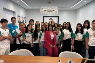 janad-valcari-recebe-alunos-da-escola-amazilio-de-souza-ribeiro-de-marianopolis