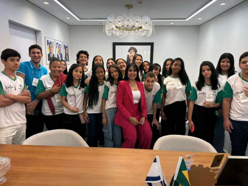janad-valcari-recebe-alunos-da-escola-amazilio-de-souza-ribeiro-de-marianopolis
